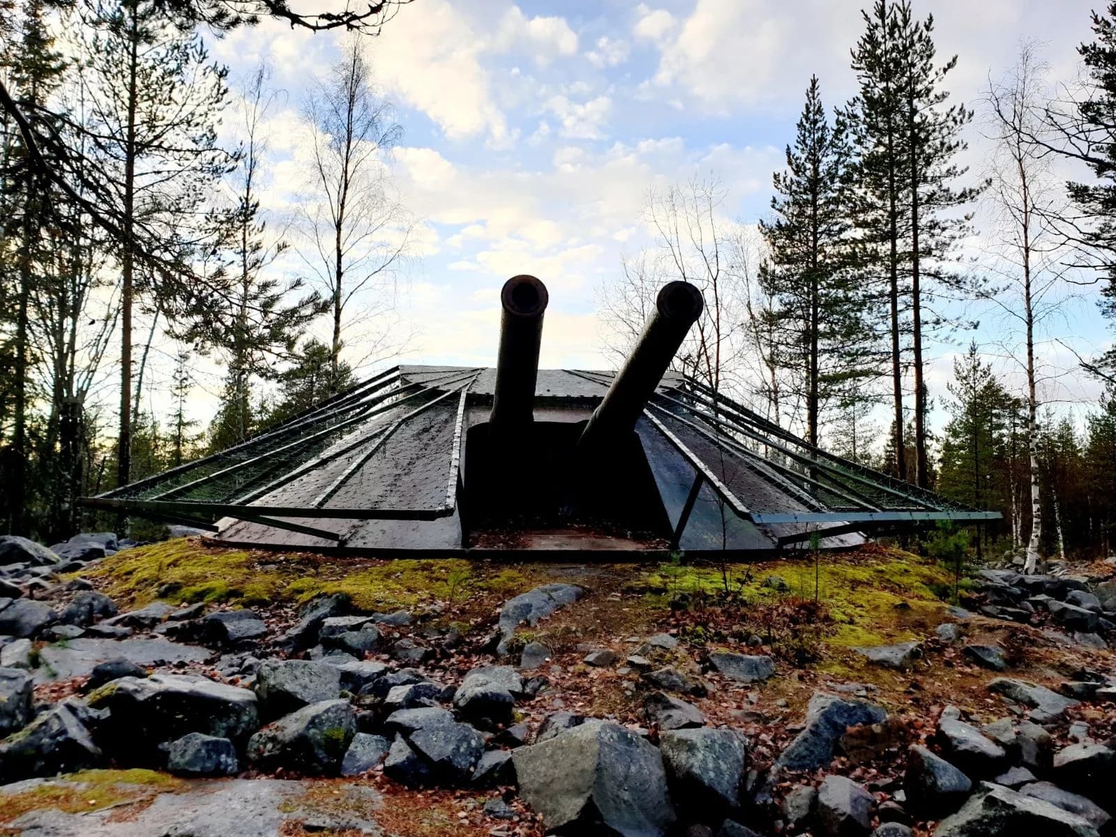 Cannon at Siknäsfortet in moonlight