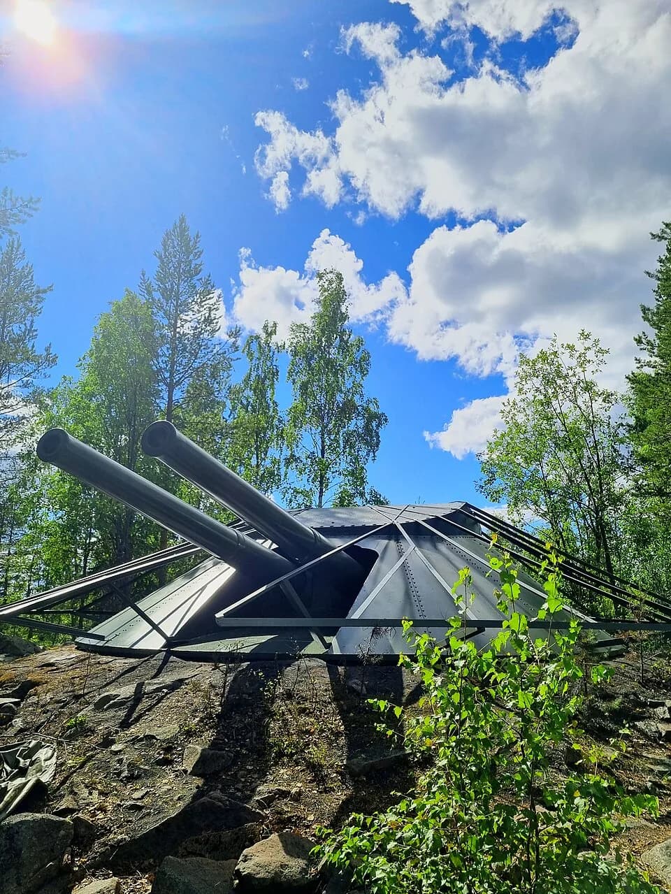 The gun turret at Siknäsfortet against the sky