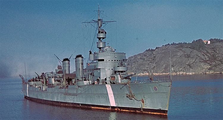 HMS Fylgias kanoner installeras